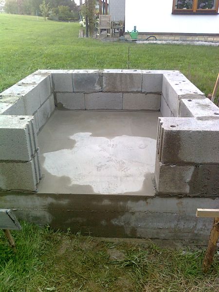 Hier die gemauerten Sockelpötte.