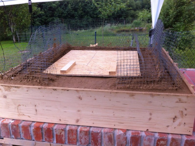 Die Platte dient dem optimalen Druckausgleich und damit der Glättung des Bodens.