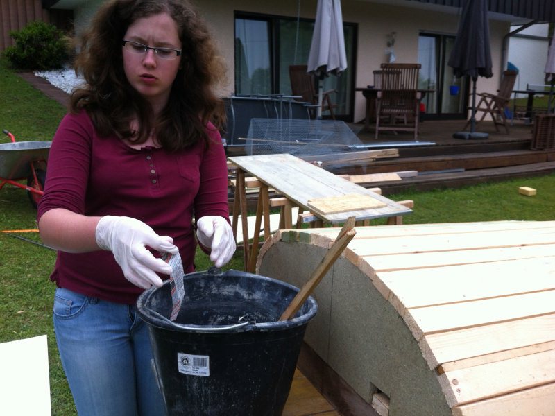 Um die Rillen zu verflachen wurde im Stile des Papp-mache eine Schicht mit Tapetenkleister überzogen, die man gleich noch sieht.