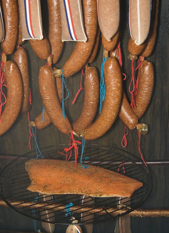 Lachs und "Testwurst" im Räucherschrank