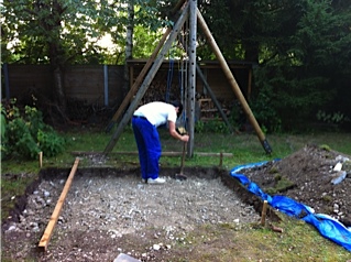 Mit Kies sauber verdichten !