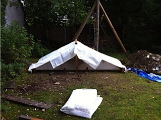 Vor zu schneller Austrocknung geschützt durch Plane