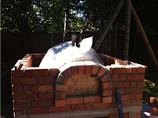 Die Ofen wände werden nun mit 2NF Ziegel hochgemauert.