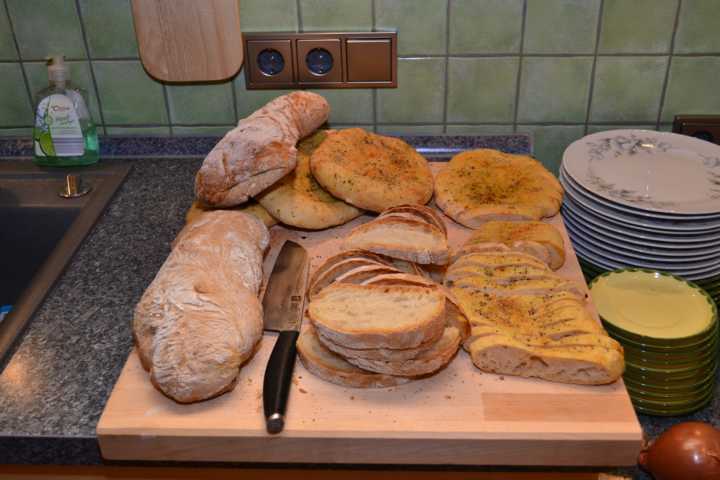 Brotplatte,dazu gereicht wurde als Vorspeise  Knoblauchbutter,Kräuterbutter,Tomatenbutter,Mozarellatomaten sowie einiges an Antipasti(leider ohne Bild)