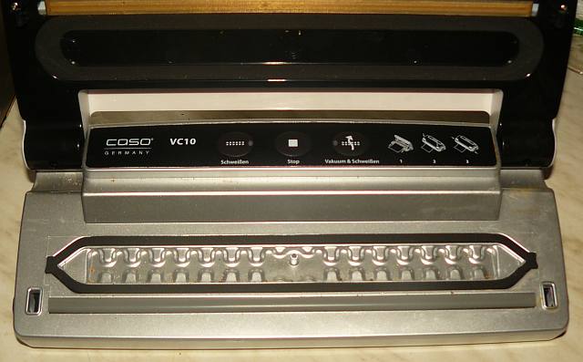 Die Kammer ist nicht rausnehmbar, aber leicht zu reinigen. Abgesaugt wird mit dem "Schnüddel" in der mitte.