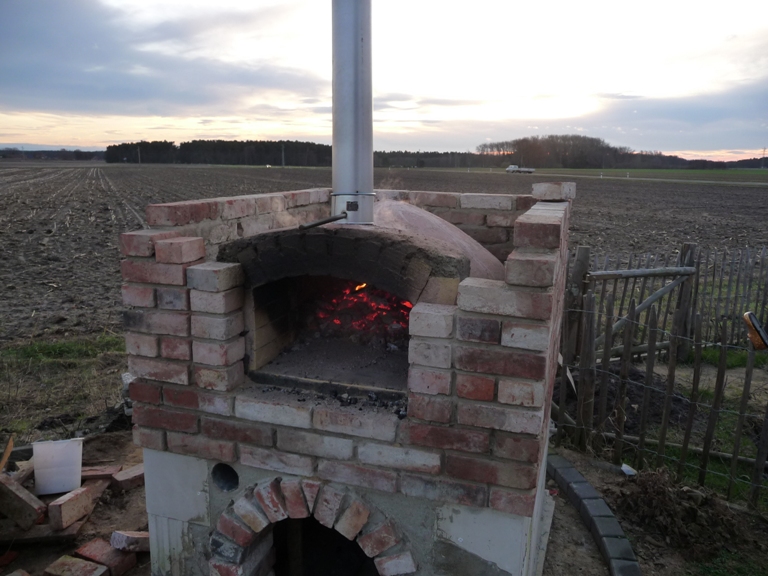 Leichter Qualm tritt aus kleinen Rissen aus.