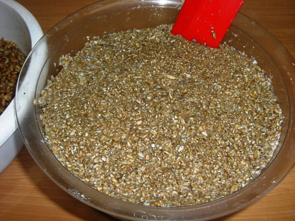 das Wasser aus dem Rezept ist schon verbraucht. Körner und Schrot sind extrem durstig