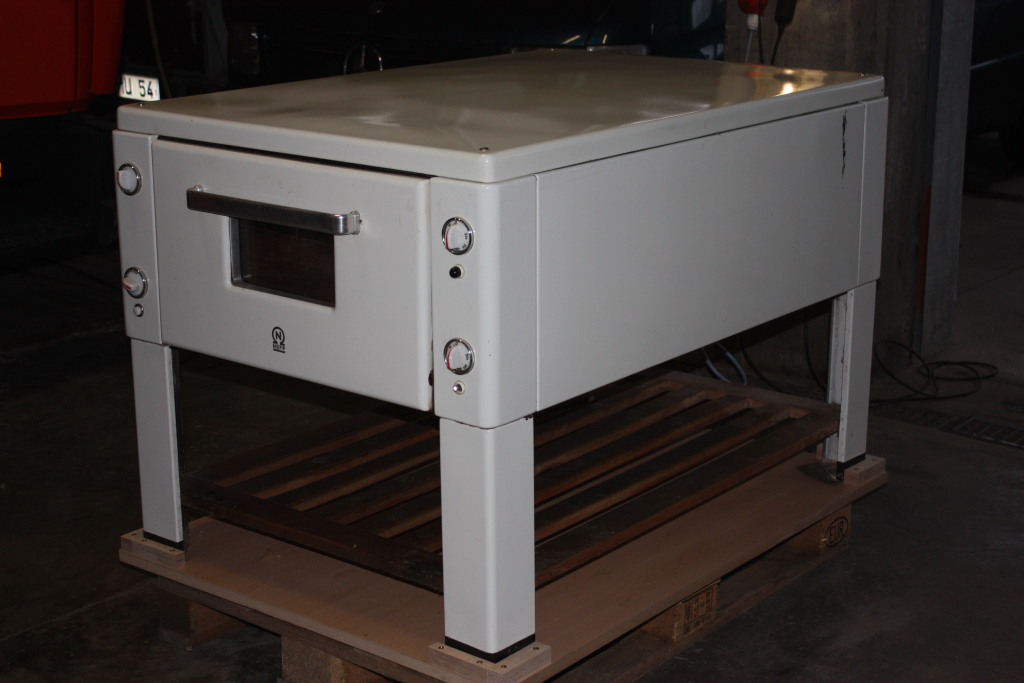 schon mal optisch gestylt, auf Pallete und Holzplatte fest verschraubt - und somit gut transportabel