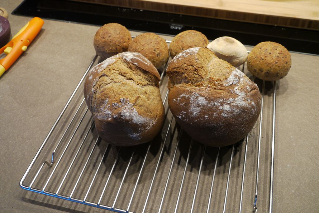 Bernd's Holzschopfbrot sowie lecker Dinkelbrötchen