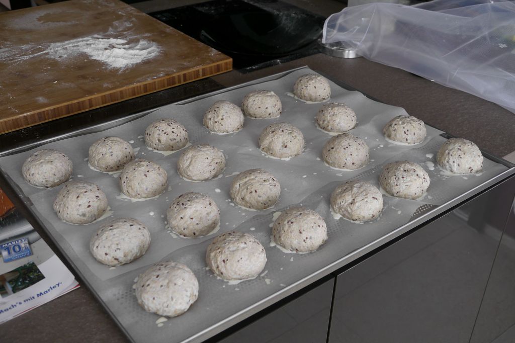 Brötchenparade auf Lochblech