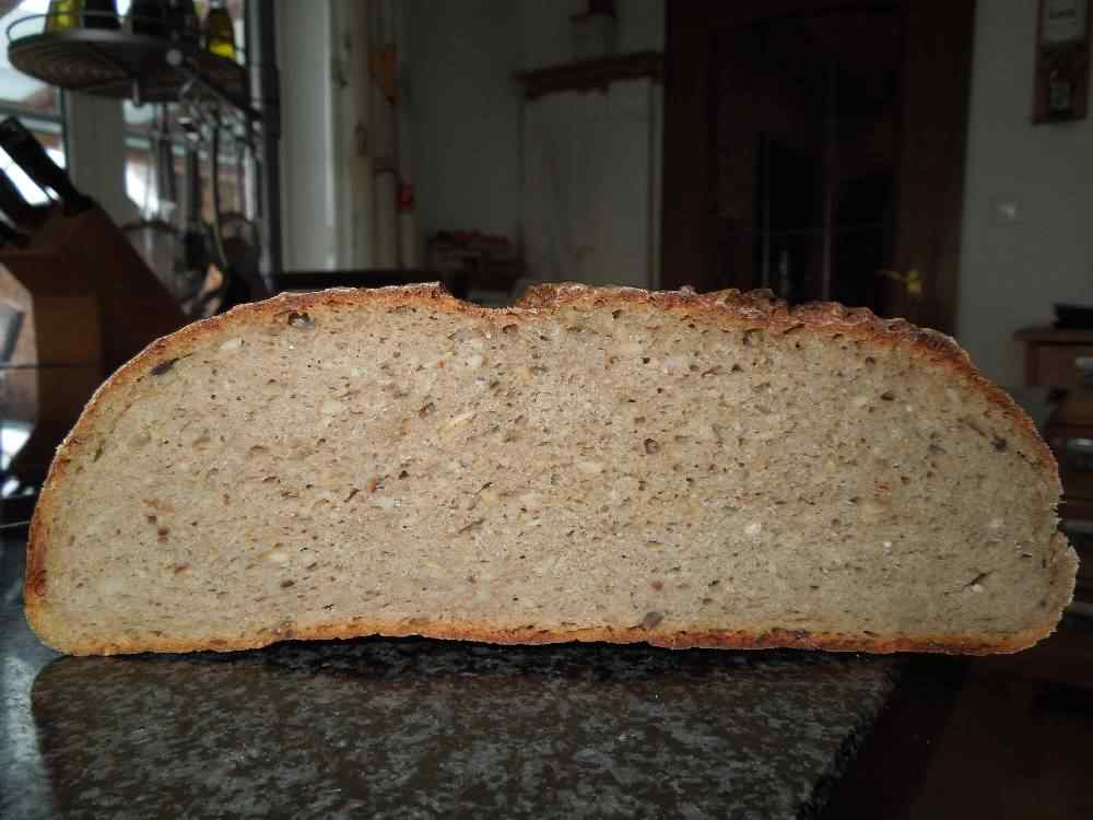 Sonnenblumenbrot Anschnitt.jpg