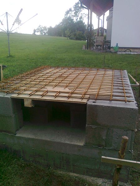 Aufgemauert mit erster Schalung - Unterschalung.jpg