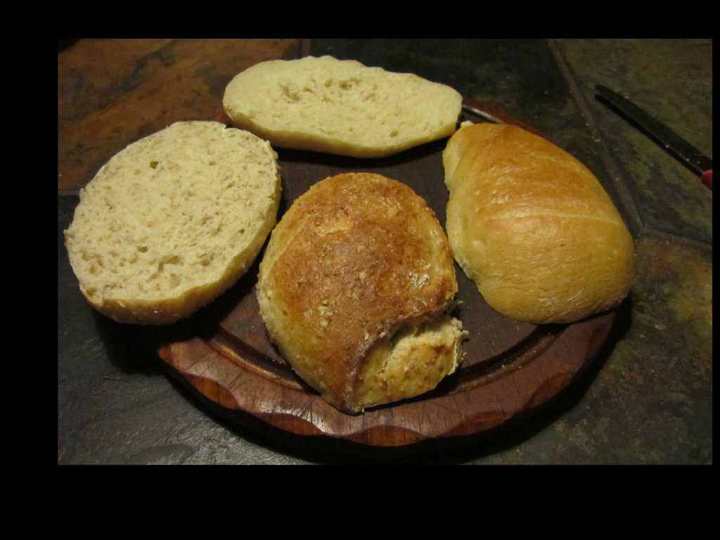 Weizensauerteig Brötchen Anschnitt Web.jpg