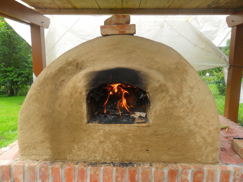 Allerdings musste ich wegen der grossen Hitzeentwicklung oben erstmal zumachen und trotzdem wurde leider die Folie verschmort, was zu Wasserproblemen geführt hat. Schöner Mist, da hatte ich richtig zu tun....... Beim Lehm ist Wasser ein echtes Problem. Besser erst das Dach stellen!