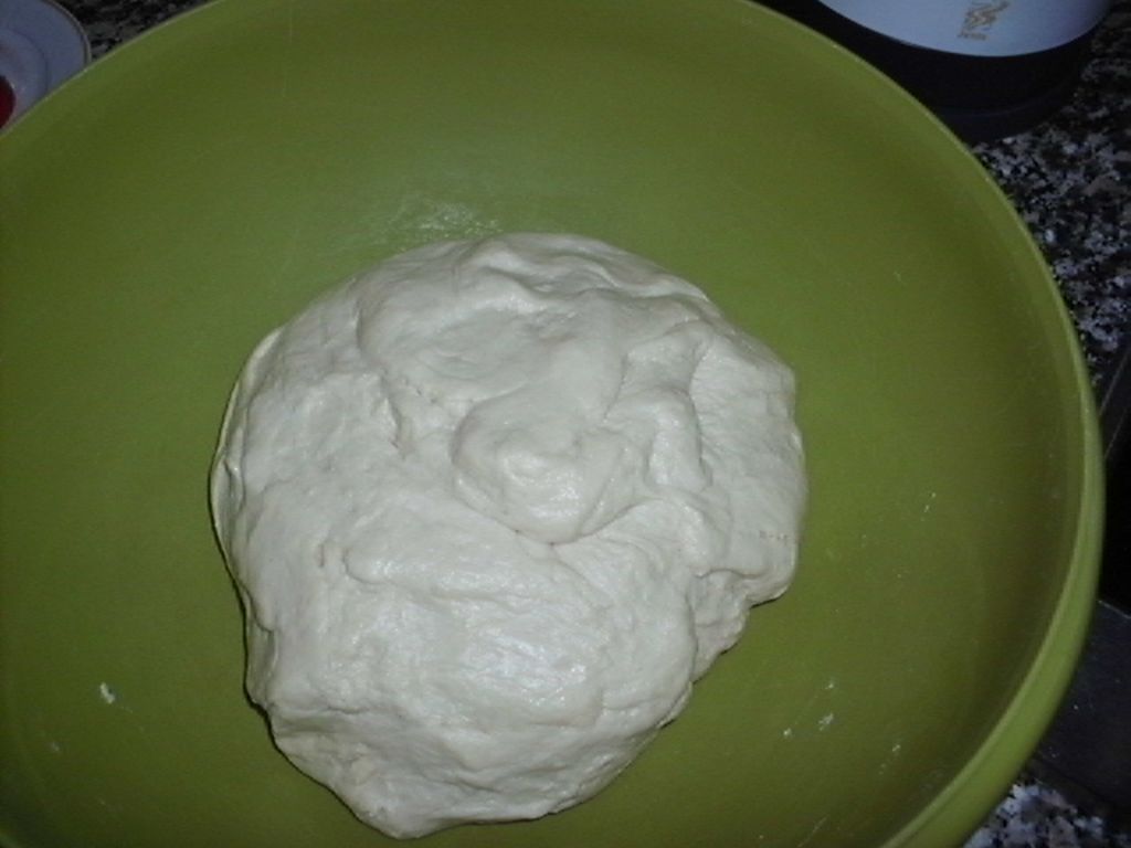 Teig zum gehen in eine Schüssel gegeben