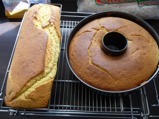 Die beiden Kuchen aus dem Ofen geholt und dann gings los. Die gelbe Farbe kommt von den Enteneiern.