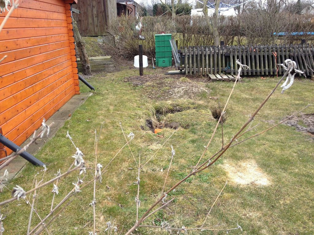 ...da wo nun das Loch anfängt ist der feste abstand zum Gartenhaus, nicht ganz 2m