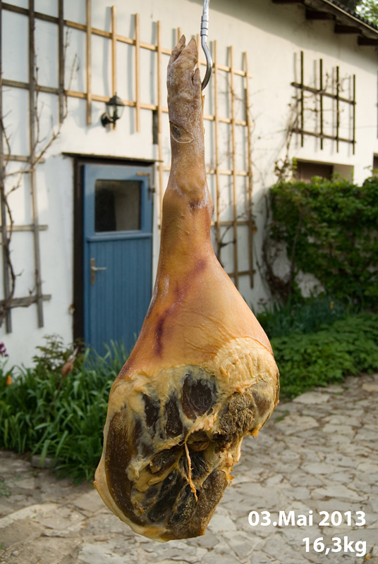 2013050316,3kg-Hausschweinkeule-wird-mit-Schweineschmalz-versiegelt001.jpg