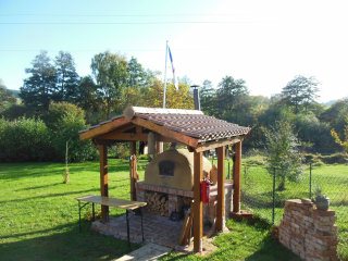 Hier nochmal der fertige Ofen auf der Wiese, als Ausgangssituation.
