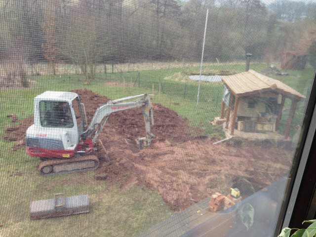 Mit dem Bagger erstmal ein bisschen Erde weg, damit Platz ist. Leider hab ich an der Stelle eine sehr schwache Hanglage..... Wird dann doch ein bischen mehr Erde.