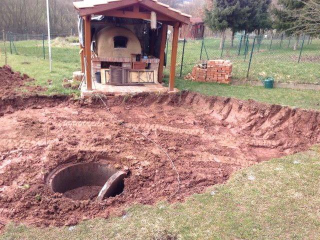 Ja, das ist ein Problem. Rückstauklappe fürs Haus..... Im Ergebnis hab ich ein kleineres Rohr aufsetzen lassen und dann abgedeckt, dann konnte es weiter gehen. <br /><br />Der Fairness wegen muss ich sagen: Obwohl ich im Grunde alles selbst mache, hab ich diesesmal entschieden den Erdaushub von einer Firma machen zu lassen. Und den Schotter. Der Rest ist weiterhin natürlich selbst gemacht. Aber die Arbeiten überwacht hab ich natürlich - vom Fenster aus, es hat geregnet.