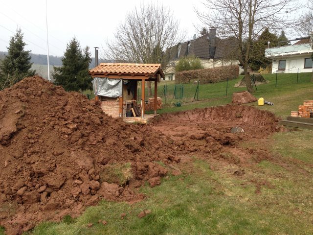 Am Ende war es doch etwas mehr Erde, als angenommen, die wegzuschaffen war eine riesen Aktion. Schön war, das der Bagger sich eingebaggert hat und durch die Grube nicht mehr rausfahren konnte und auf der anderen Seite eine Mauer ist. Also Zaun abbauen und einmal um die halbe Stadt, erzähl ich immer gern.