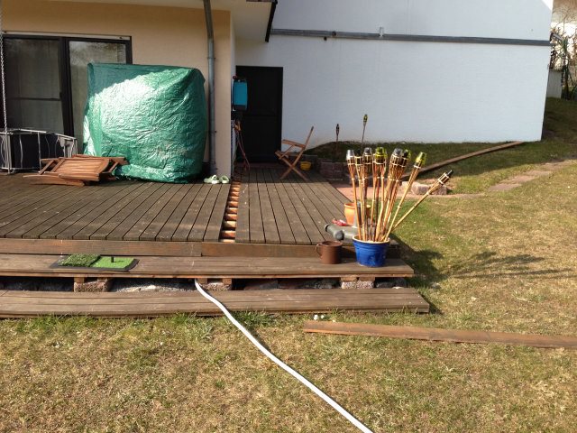 Zweimal Wasser bitte. 1x fürs Hochbeet der holden Weiblichkeit und einmal für den Grill- und<br />Backbereich.