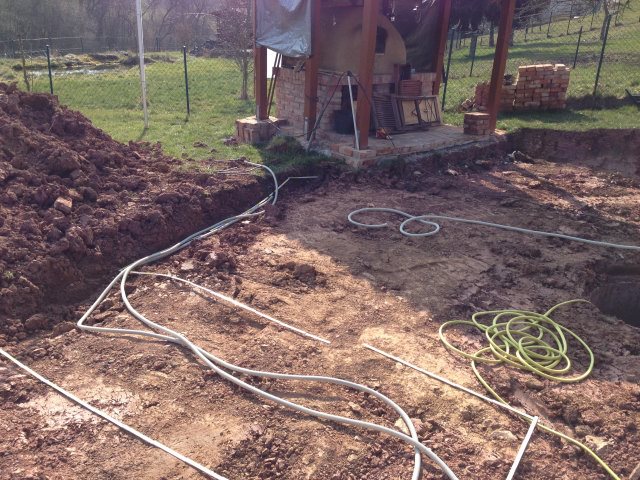 Sieht noch komisch aus, hat aber System. Einmal Strom für Steckdosen, zweimal Strom für Licht und einmal Wasser! Alles in sog. Panzerrohren.