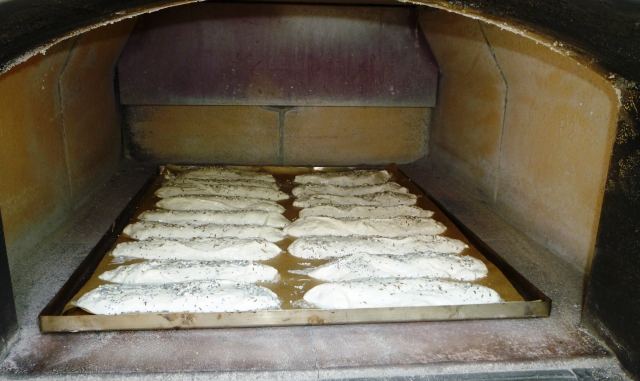 Im Steinbackofen bei 330 Grad 15 Minuten lang backen.