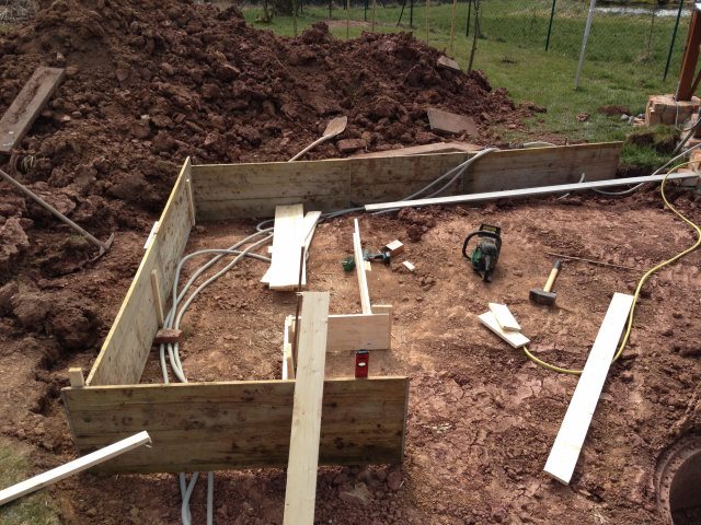 Fundamente schalen ist doch ätzend. Ewiges Gefummel und am Ende reisst mans auseinander......