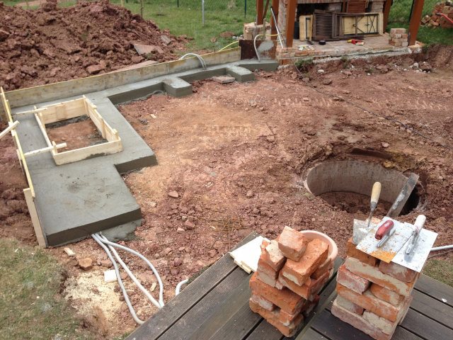 Und am nächsten Tag teilausgeschalt. Ich weiss, eigentlich ein bisschen früh, aber die Folgearbeiten drängen.... Keine Zeit zu verlieren.