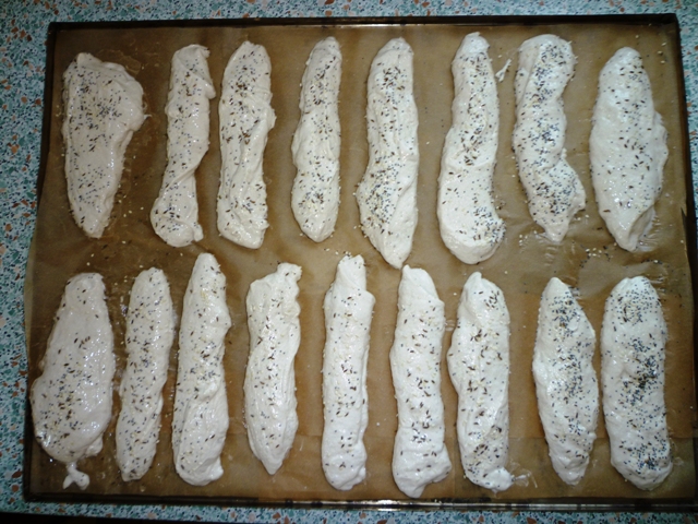 Das Blech ist voll.<br />Die Seelen mit Kümmel, Sesam,Mohn und grobem Salz bestreuen.