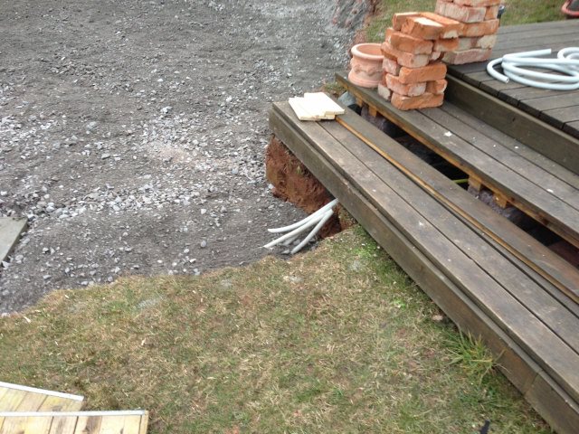 Das mit den Panzerrohr für Kabel und Wasser ist zwar an sich ganz gut, aber leider hab ich jetzt Spannung drauf. Mist, hoffentlich kann ich das kaschieren.