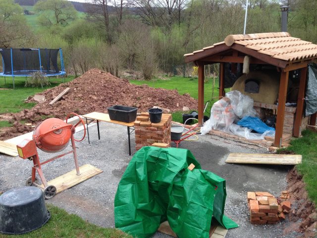 So, jetzt ists komplett. Werkzeug, Maschinen, Arbeitstisch für die Steinreinigung, Mörtel unterm Dach - leider notwendig bei dem Wetter.