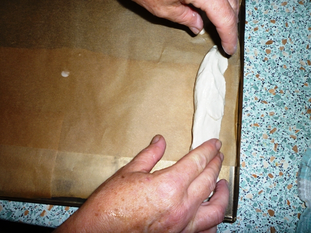 Die Seelen mit geübter Hand auf das Blech plazieren.