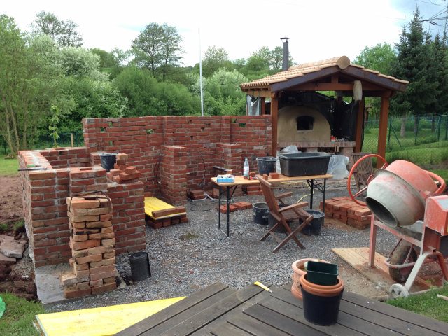 Erster Bauabschnitt (von 3) abgeschlossen, &quot;die Mauer&quot; steht. Bevor jemand fragt, die Löcher sind absicht, war aber nicht meine Idee, wobei Sie mir jetzt schon gefallen.