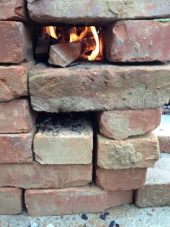 ordentlich Feuer so ein Rocket-Stove. Wie der Name halt sagt.