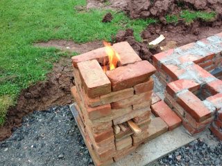 Unten Lüftungszug, dann Holzeinschub und <br />oben die Kochstelle.