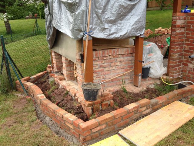 auch von hinten muss es gut aussehen. kies rein, wunderbar. man beachte meine kreative entwässerung ;-)