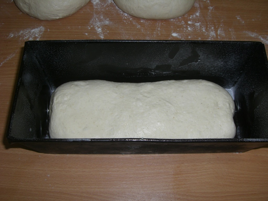 Das Brot ist gegenug gegangen und kann eingeschnitten werden