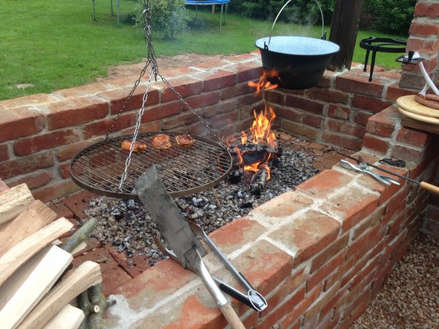 glut- und feuerstrasse funktioniert wie geplant. der wassertopf ist nur deko - wasser drin, sah einfach gut aus.