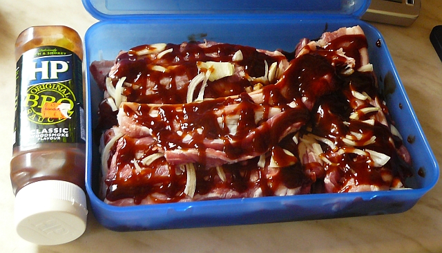 Ribs und Bauchfleisch mit Zwiebeln