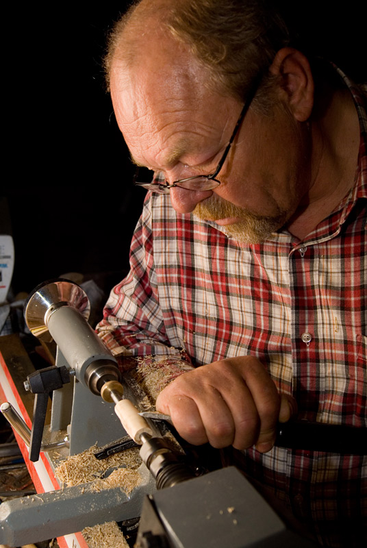 das wird ein Kugelschreiber aus gestockter Buche (die Idee mit dem Scheit kam mir, als ich das Holz gerade ins Feuer legen wollte - wäre schade darum gewesen)