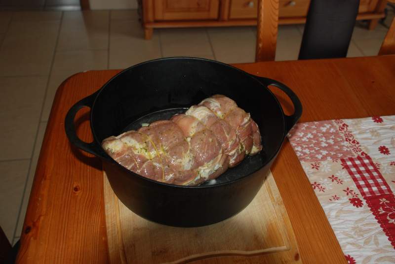 Der Rollbraten mit Wein und Zwiebeln.