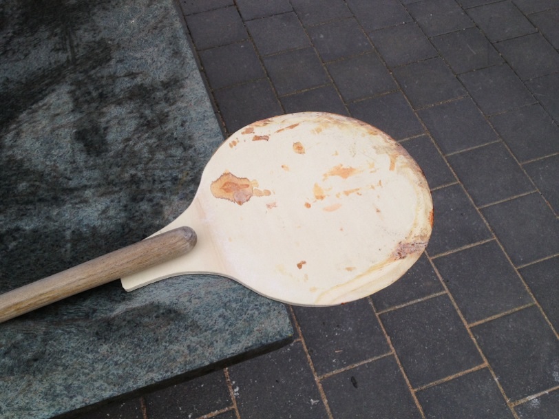 30min bevor ich die Pizzen in den Ofen schieben wollte, ist mir eingefallen das ich noch keinen Schieber hab. <br />Da war dann Improvisation gefragt.....