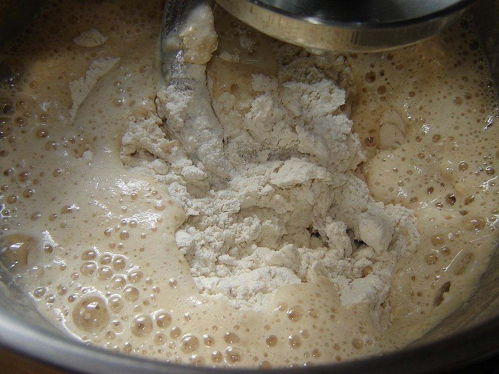 Zutaten für den Brotteig in der Rührschüssel