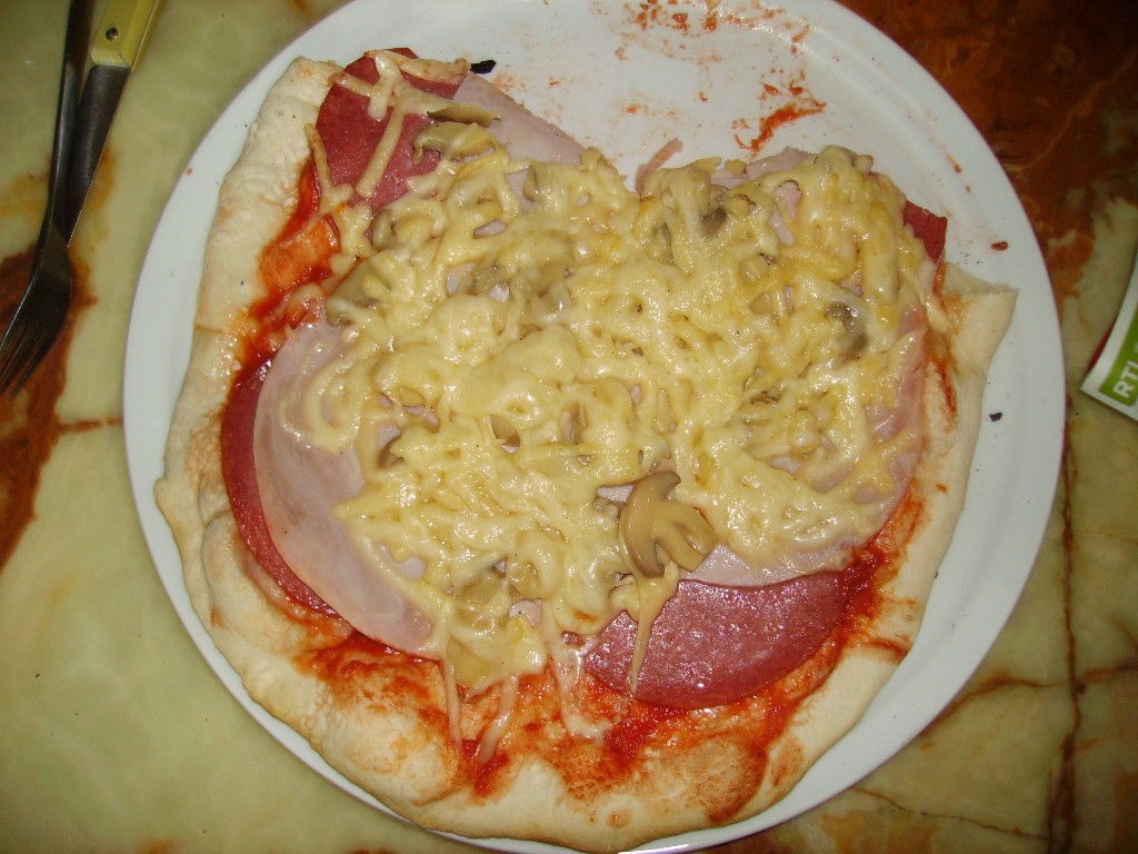 Konnte gerade noch ein bild machen befor die letzte Pizza verspachtelt wurde, leider fehlt schon ein Stück