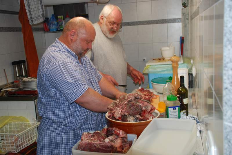 Gerhard und Herbert beim Einlegen
