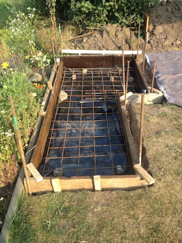 Schalung mit Bewährung im unteren Drittel und darunter eine Folie damit das Wasser nicht so schnell weggehht