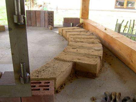 Erste Lehmsteine setzen.jpg